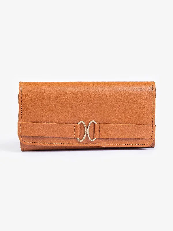 Versatile Bags That Suit Any Outfit Or Event Classic Brooch Wallet
